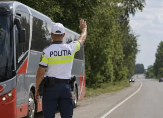 Autocar plin cu români care mergeau în Italia, blocat de polițiști. Nu au mai fost lăsați să-și continue călătoria 1