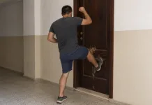 Român din Italia, a încercat să spargă ușa fostei soții și a amenințat-o cu moartea. Arestat pe loc de polițiști 1