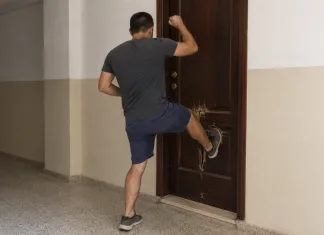 Român din Italia, a încercat să spargă ușa fostei soții și a amenințat-o cu moartea. Arestat pe loc de polițiști 1