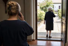 Bătrână din Italia, transferă 98.000 de euro unor escroci care au înșelat-o prin telefon. Badanta pensionarei a salvat-o în ultimul moment 1