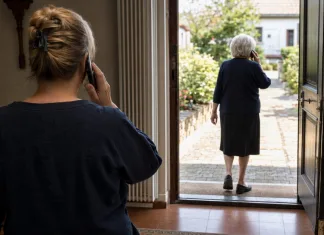 Bătrână din Italia, transferă 98.000 de euro unor escroci care au înșelat-o prin telefon. Badanta pensionarei a salvat-o în ultimul moment 1
