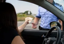 A plecat spre Italia, dar a fost oprită în trafic de polițiști și a încercat să le dea 200 de euro mită. Oamenii legii au filmat totul FB POST & STORY - 1