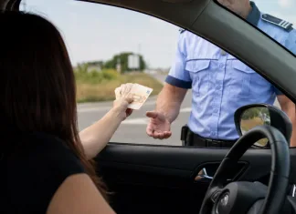 A plecat spre Italia, dar a fost oprită în trafic de polițiști și a încercat să le dea 200 de euro mită. Oamenii legii au filmat totul FB POST & STORY - 1