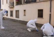 Moarte misterioasă în Italia: un român a fost găsit mort în curtea unui bloc. Încerca să intre în apartamentul unei femei pe care o cunoștea 1