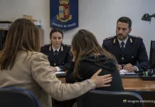 Român arestat în Italia după ce a încercat să violeze fiica de 14 ani a concubinei sale. Fata s-a salvat cu semnalul pentru ajutor făcut cu mâna 1