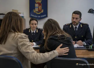 Român arestat în Italia după ce a încercat să violeze fiica de 14 ani a concubinei sale. Fata s-a salvat cu semnalul pentru ajutor făcut cu mâna 1