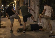 Român bătut și jefuit de trei indivizi în Italia, după o ceartă într-un bar. I-au luat telefonul, portofelul și un cercel de aur 1