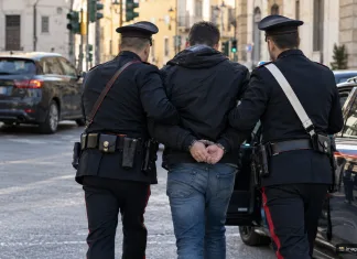 Urmărire ca în filme în Italia: român arestat după ce a fugit de carabinieri cu o mașină furată, folosită la un jaf 1