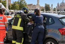 Fetiță româncă de 7 ani, salvată în Italia din mașina încuiată în care o lăsase tatăl său. Stătea sub soare de mai bine de o oră 1