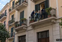 Româncă salvată de la moarte în Italia de polițiști după ce era să cadă de la etajul patru al unui bloc 1