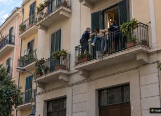 Româncă salvată de la moarte în Italia de polițiști după ce era să cadă de la etajul patru al unui bloc 1