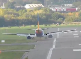VIDEO | Avion decolat din Italia, la un pas de tragedie din cauza rafalelor puternice de vânt în timpul aterizării 1