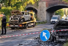 Jaf ca-n filme în Italia! Opt români au incendiat mașini și au blocat drumuri pentru a da lovitura la o fabrică de bijuterii 1f17f723-3ac1-4c30-aceb-4223ac8a5921
