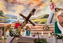VIDEO. Preot mort în timpul slujbei, lovit în cap de crucea care s-a prăbușit peste el. Tragedia a fost transmisă în direct a90cb272-13ea-4b9d-a5b8-6bb3907d883d