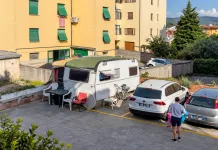 Scandal în Italia din cauza unui român care locuiește într-o rulotă. Vecinii au ajuns la capătul răbdării! ebc3f9ae-0c1a-47e1-ba99-a9f2054bd6b6